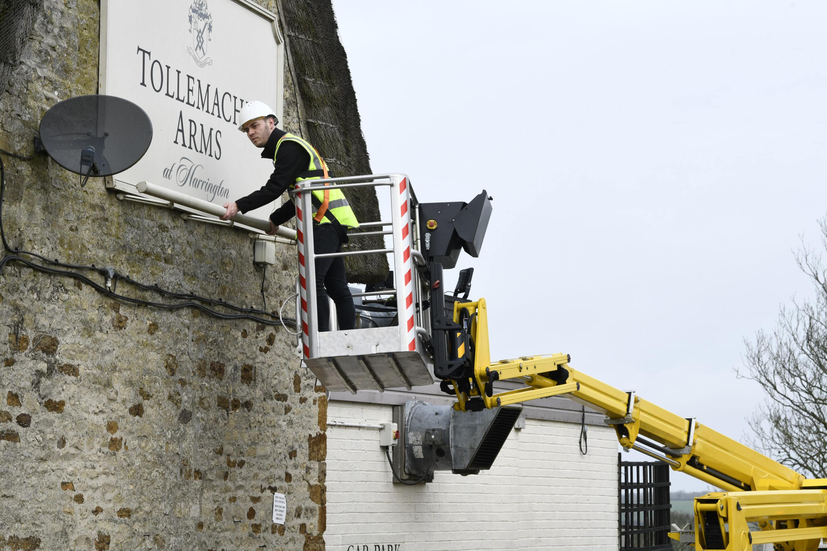 3.5t access platform signage